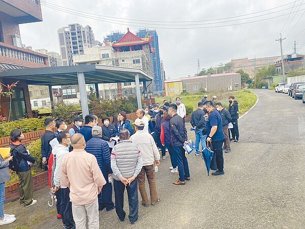 有業者在苗栗縣頭份市東庄里設置儲能設備設施，但未依規定申請先行施工，更掏空道路，副議長張淑芬等人接獲陳情到場會勘，縣府要求業者立即停工並將依規定裁罰。圖／苗栗縣政府提供