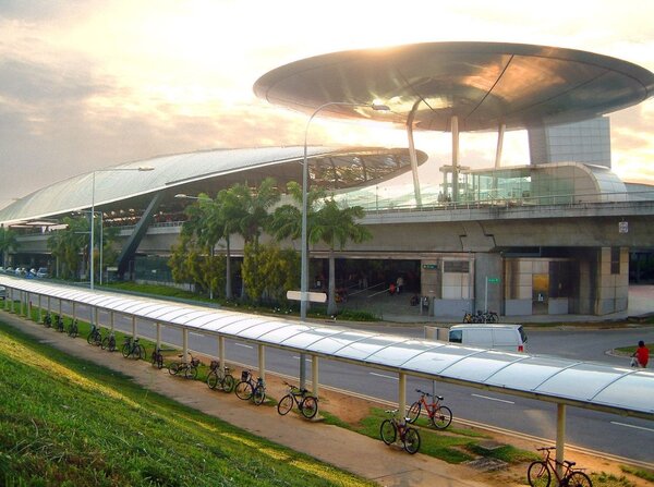 新加坡樟宜國際機場以3190萬的旅客量名列第9，成為榜上唯一的亞洲機場。圖／維基百科