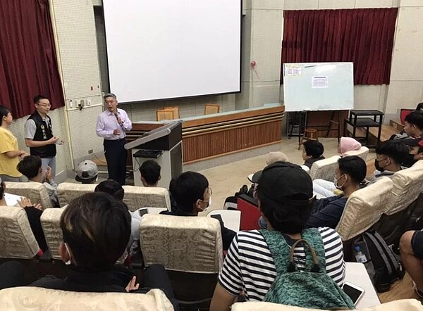 全台各縣市警局常到轄內大專院校作犯罪預防宣導。圖/彰化警分局提供