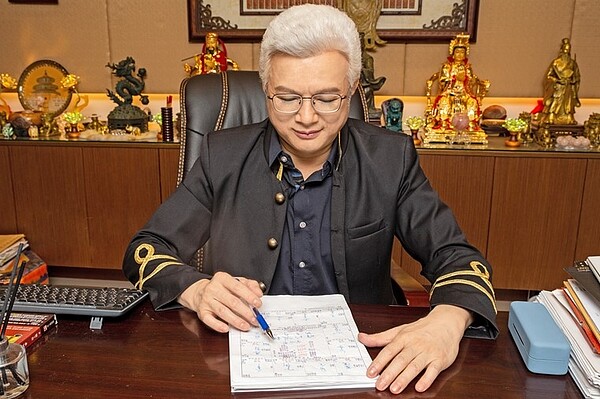 長時間看近,推薦「漸進多焦眼鏡-長時間舒適型」,多焦多一付,就可以輕鬆看久久!