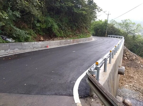新北石門區北21線8.5公里去年底因大雨道路坍方、路基淘空,如今已修復通車。圖/新北工務局提供