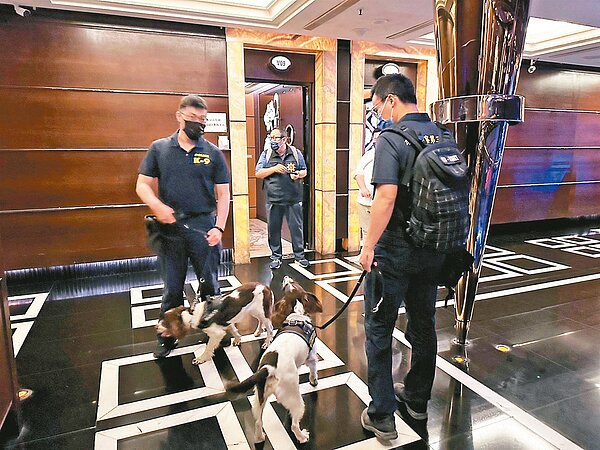 緝毒犬出動 高雄市大帝國舞廳幹部涉販毒，警方牽緝毒犬搜索（圖），查獲109包毒品咖啡包及18包K他命，帶回48人調查。記者石秀華／翻攝