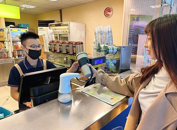 新北市10日公布,配合行政院環保署限塑政策將擴大執行,112年5月1日起轄內「飲料店」將不得提供塑膠一次用飲料杯。圖/新北市環保局提供