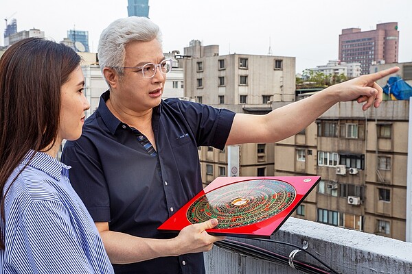 蔡上機表示,要依照壁刀的角度直直畫線出去,線若劃到自家,才會有壁刀煞的問題。