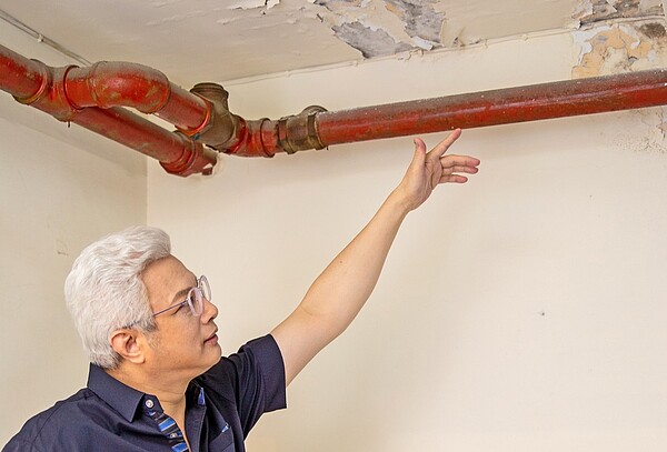 看房一定要睜大雙眼看清楚,不要錯過水痕、裂縫等小細節。