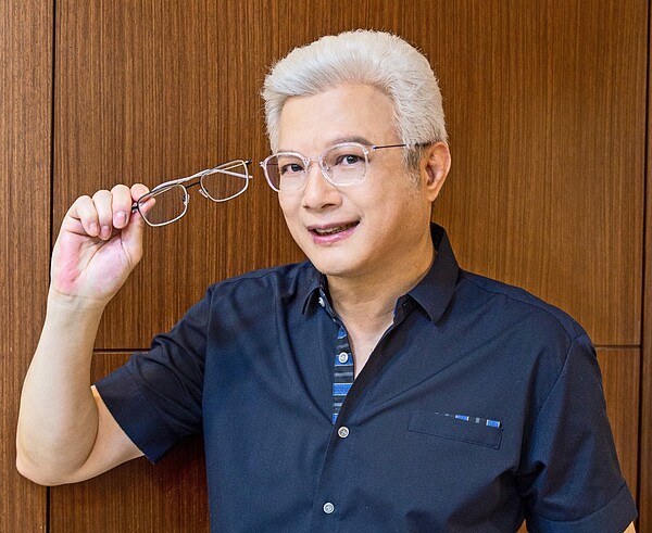 選配兩付「漸進多焦眼鏡」除了能滿足遠、中、近的看房需求,第二付也能讓長時間閱讀資料更輕鬆舒適!