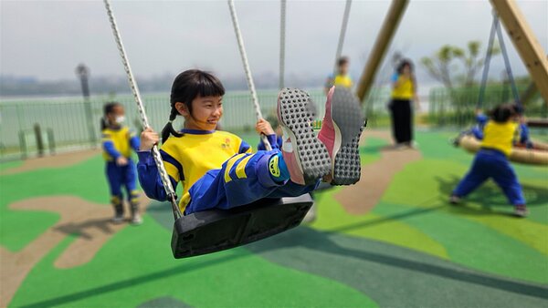 八里左岸漫步廣場對外開放,全區除了有眺望河岸的網紅鞦韆、雲霧造景的水霧廣場和具挑戰性的迷你戰訓設施,還有加寬且平整的自行車道。 新北市政府提供