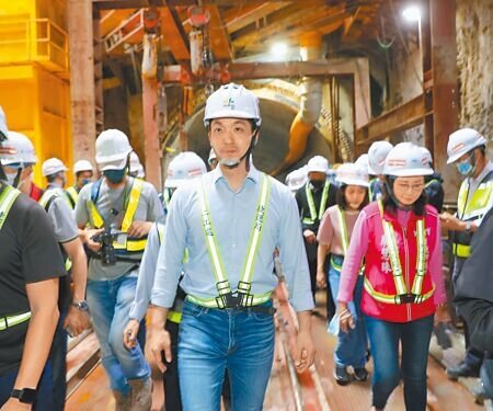 台北市長蔣萬安10日前往台北捷運信義線東延段工地視察,他表示,這段捷運是史上最難工程,但完工後連結東西向交通、未來銜接環狀線東環段,會讓交通網路更方便,有助緩解內湖科學園區交通。(季志翔攝)