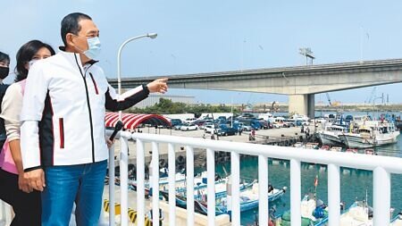 新北市長侯友宜10日上午前往八里下罟子漁港視察「嗨漁港」計畫工程成果。(呂健豪攝)