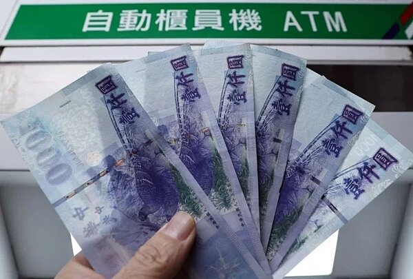 基隆市顏姓男子今天到超商要領取「普發現金6000元」，發現已被登記匯入不明帳戶，向警方報案指遭盜領。圖為示意圖。聯合報系資料照片 
