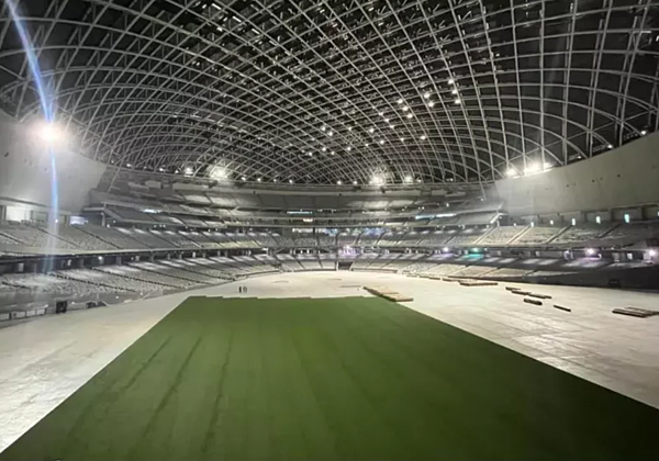 台北大巨蛋正在鋪設人工草皮，力拚年底開打首場棒球賽。圖／引用自李四川臉書