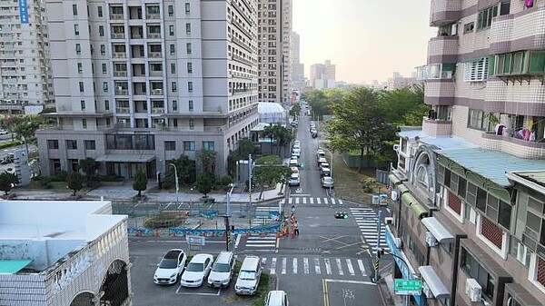台南透天10年價差驚人!還有年輕人愛?專家現身說法 台南市安平區建平八街透過都市計畫變更,今年將進行拓寬工程,讓道路同寬好行。圖/台南市政府提供