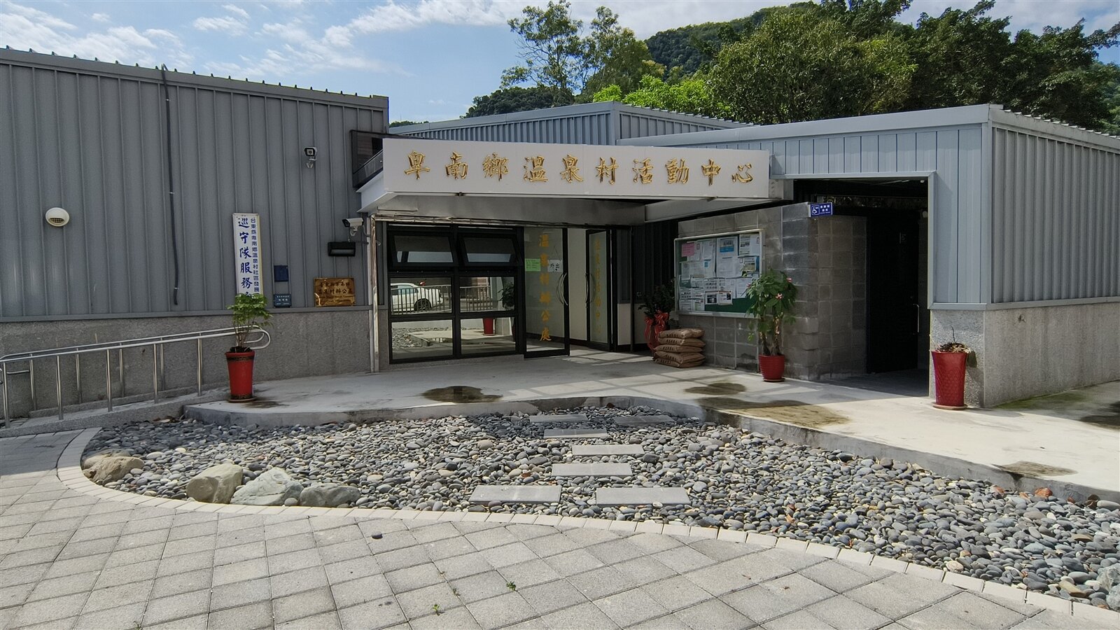 卑南鄉溫泉村民反映,活動中心入口設計不友善,無障礙步道設計在左側也不方便。記者卜敏正/攝影