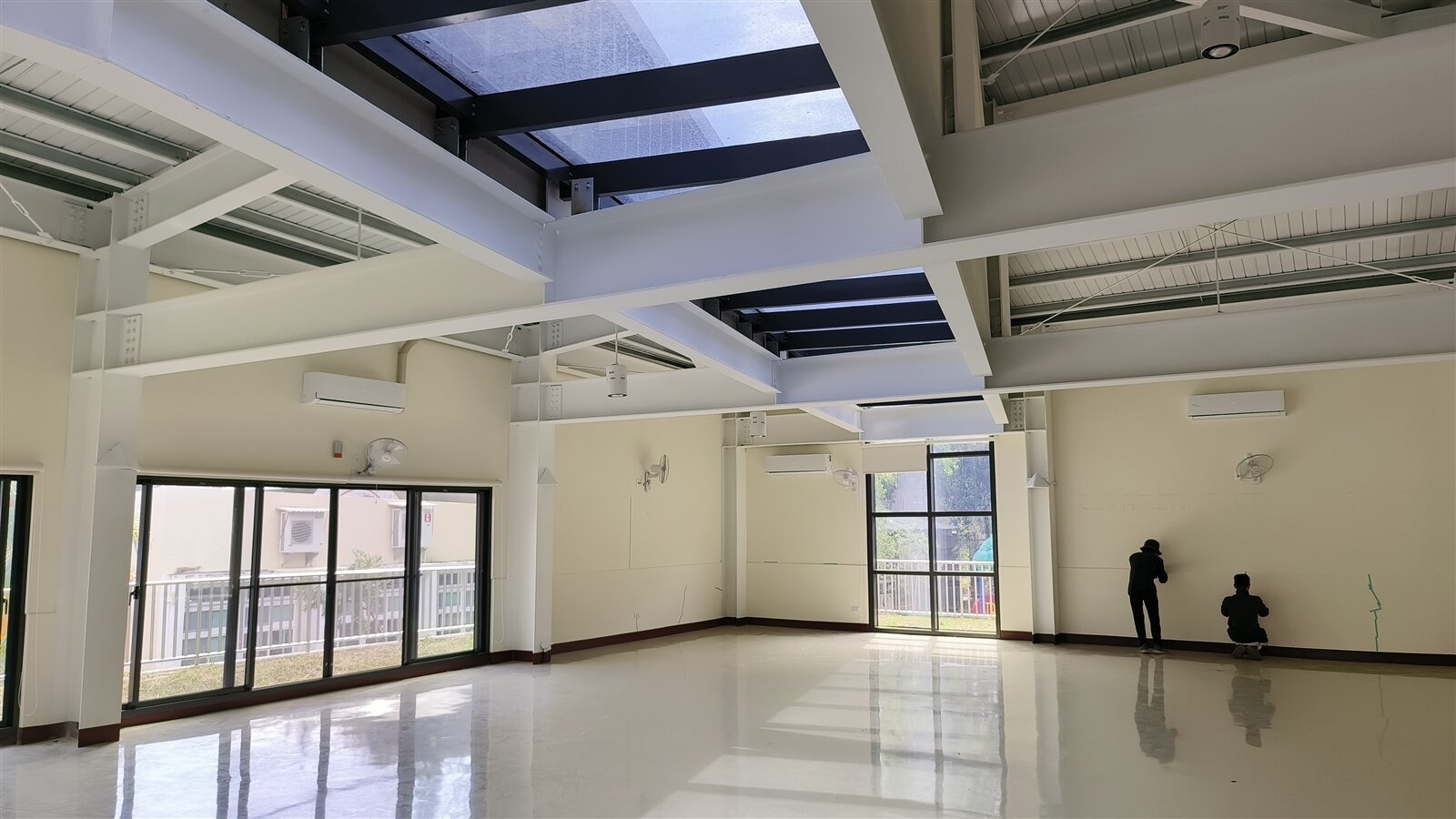 活動中心內部高溫造成隔板牆連接處熱脹突出,廠商派人維修。記者卜敏正/攝影