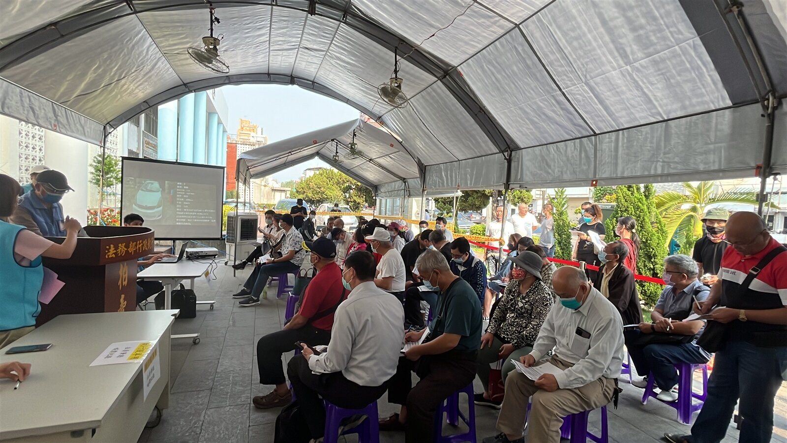 動產拍賣會上十分熱絡。記者李宗祐／攝影 