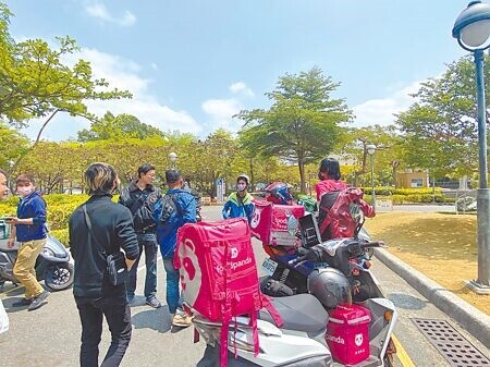 台南市議會法規委員會11日舉行「外送平台管理自治條例修正草案」公聽會，大批外送員到場大吐苦水。（曹婷婷攝）