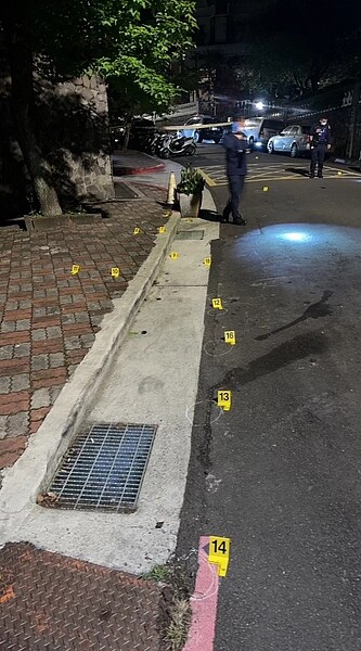 警方發現現場遺留15枚彈殼,初判槍手至少連開15槍。圖/記者李隆揆翻攝