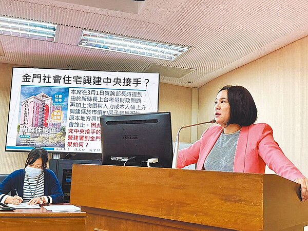 立委陳玉珍(右)成功爭取中央全額經費,接手金門尚義社會住宅興建及後續營運。(陳玉珍辦公室提供/于家麒金門傳真)