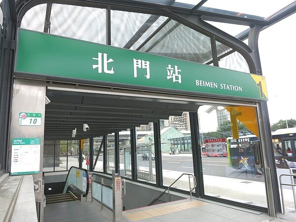 北捷118站誰最增值?「這一站」年漲2成 躋身百萬俱樂部 隨著台北市「西區門戶計畫」的發展帶動,北門站未來發展不容小覷,也帶動房價上漲,2022年年漲幅23.8%,位居第二名。圖/永慶房產集團提供