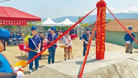 台東縣關山鎮隆興文化聚會所昨天動土，當地族人說已經期盼30年了。（蔡旻妤攝）