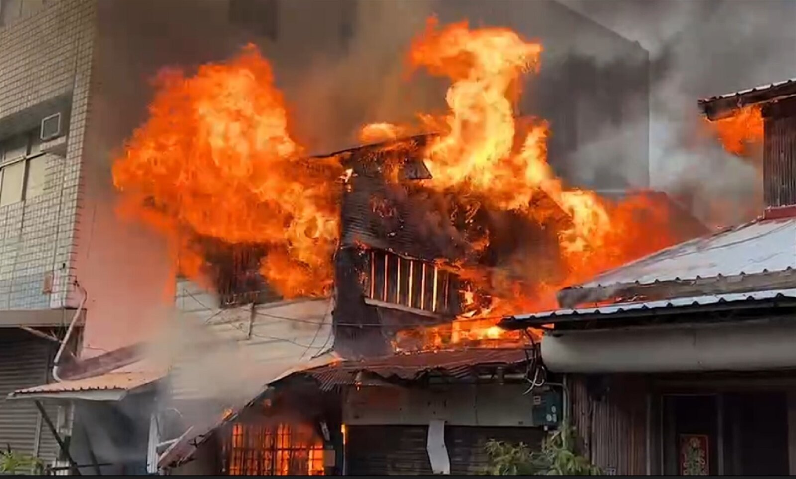 台東市和平街一棟2層木造鐵皮加蓋房屋,今天清晨6點24分起火燃燒,整棟房陷入火海。記者尤聰光/攝影