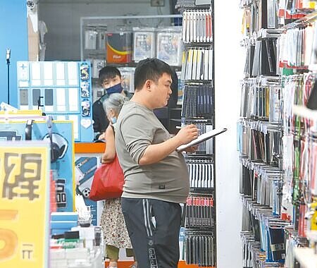 立法委員賴惠員12日質詢勞動部長許銘春基本工資調漲月薪至新台幣2萬8000元,勞動部長許銘春則表示,若個人可以決定當然支持,也會從調升來努力,圖為公館商圈內3C專賣店員工盤點商品。(陳怡誠攝)