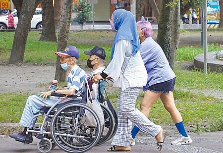 依現行規定,家庭看護移工失聯後要等待3個月才能遞補,立法院跨黨派立委昨天提案決議,把看護移工遞補期下修至1個月,最快下周完成三讀。(本報資料照片)