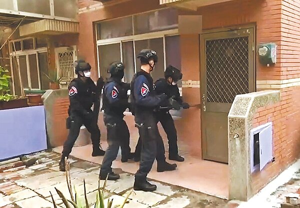 3名女子因看到網路貸款廣告而提供銀行存簿、金融卡,又被詐團以日薪5000元工作機會誘騙遭到拘禁,彰化警方持法院核發搜索票前往攻堅救人。(警方提供)