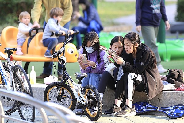 今明兩天像夏天，各地高溫都在30度以上，要注意防曬。示意圖，人物與新聞無關。圖／聯合報系資料照