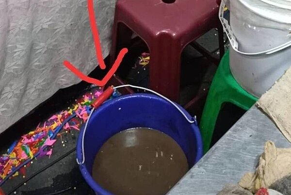 台中某夜市牛排攤商只用一桶水洗鐵盤，洗到黑。圖／翻自爆怨2公社