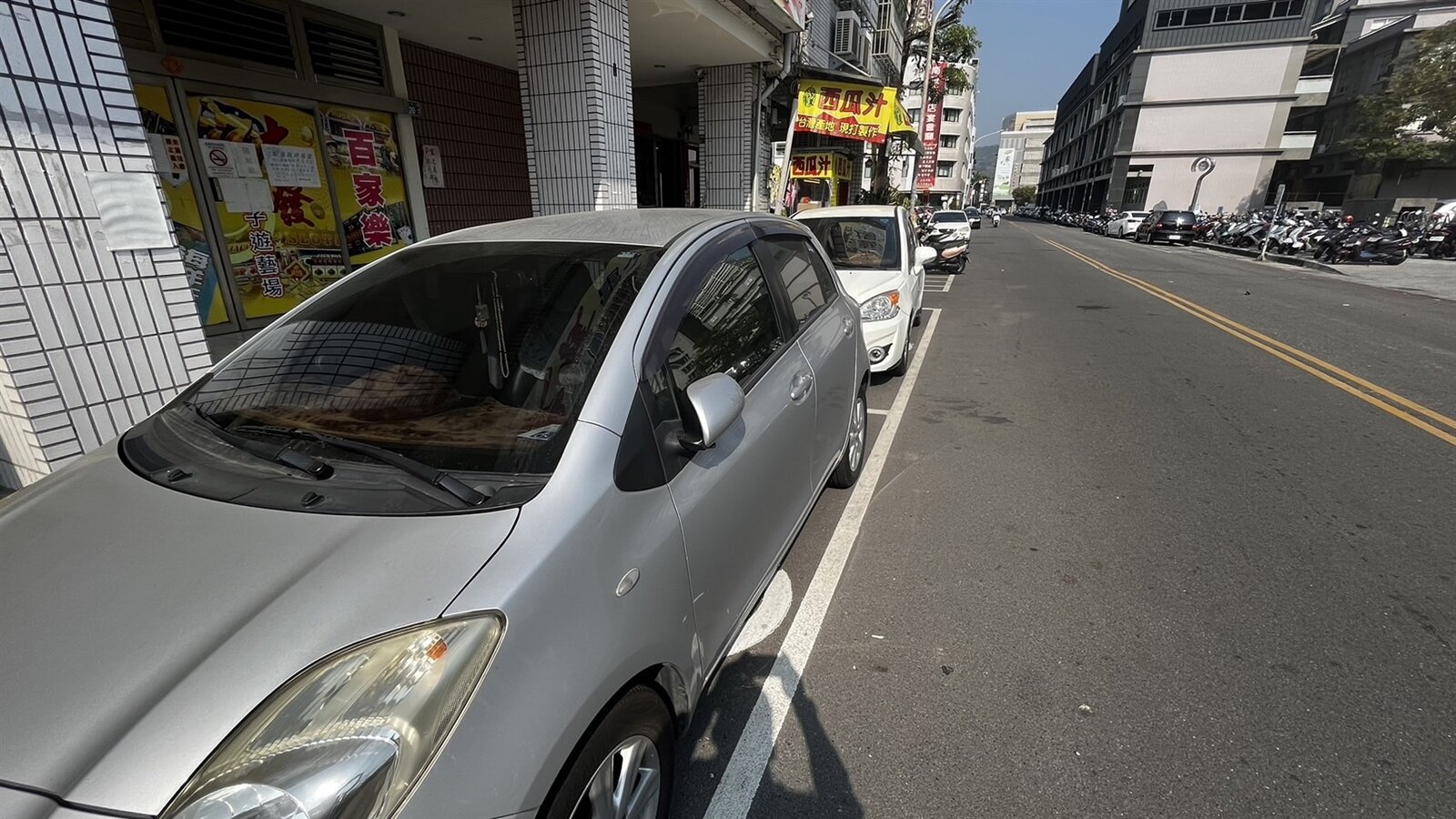 南投縣未實施路邊停車收費,路邊停車格常被占用,市區交通雪上加霜。記者江良誠/攝影