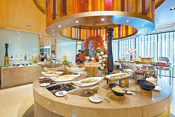 饗樂全日餐廳是日月千禧主打優惠。(日月千禧提供)