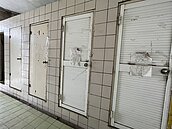冷氣卡廁所？國小廁所如廢墟　學生懼怕寧願憋尿