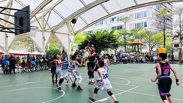 來自台北、新北和宜蘭三地的24支國小隊伍,參加第12屆天母盃籃球賽,學生在球場上盡情展現團隊精神,為團隊贏得比賽的勝利。圖/永慶房屋提供