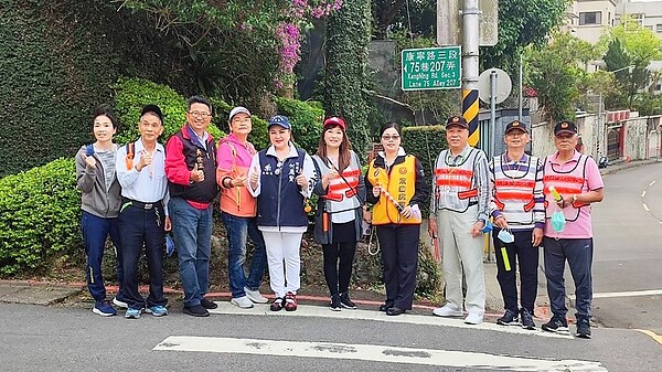 永慶房屋響應明湖里第四屆登山健走活動,協助里長們指揮交通導護工作,讓參與者們能夠安心享受登山的樂趣。圖/永慶房屋提供