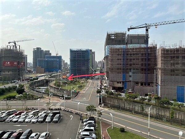 正對「公園+宮廟」第一排 景觀衝擊接受度!網一看照片:抗性不大 網友分享土地公廟位置。圖/翻攝自PTT