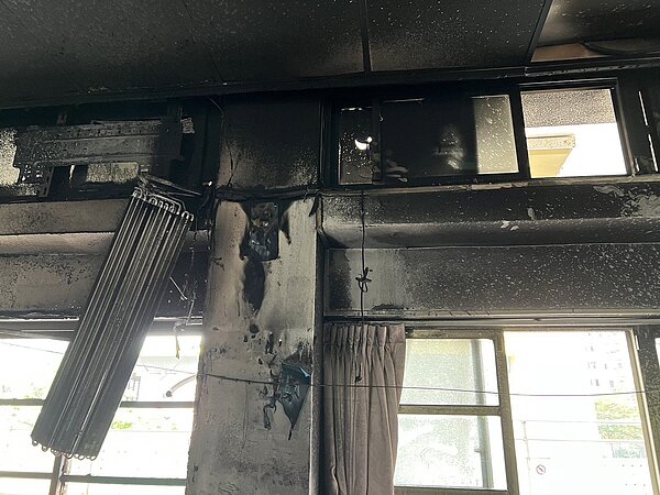 桃園慈文國小冷氣上周突然爆炸,議員凌濤質疑「班班有冷氣」裝設速度太快,品質怎麼穩定?圖/讀者提供