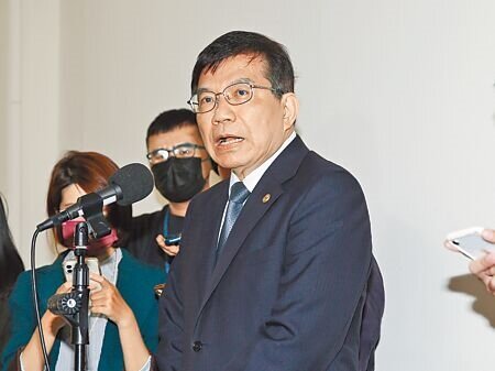 針對大陸將於16日在台灣以北空域畫設「禁航區」,交通部長王國材在立法院表示13日晚間9點將發布飛航通告,預計影響33航班。(姚志平攝)