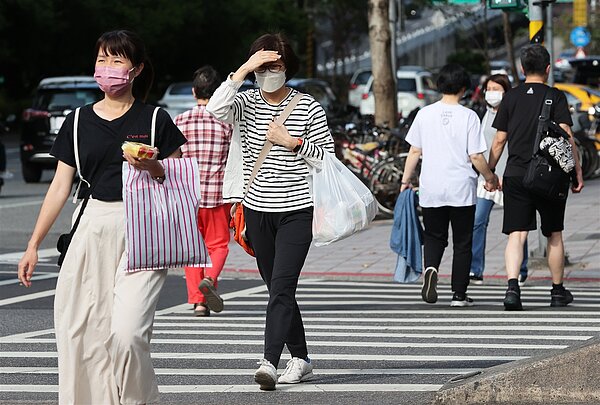 今天高壓迴流影響,各地晴朗,白天暖如夏,中午前後應防曬。圖/聯合報系資料照