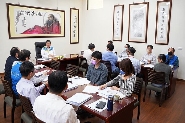 新竹縣長楊文科近期召集縣府工務處、地政處及農業處等相關局處開會,決議針對限期未改善的違章強制拆除。圖/新竹縣政府提供
