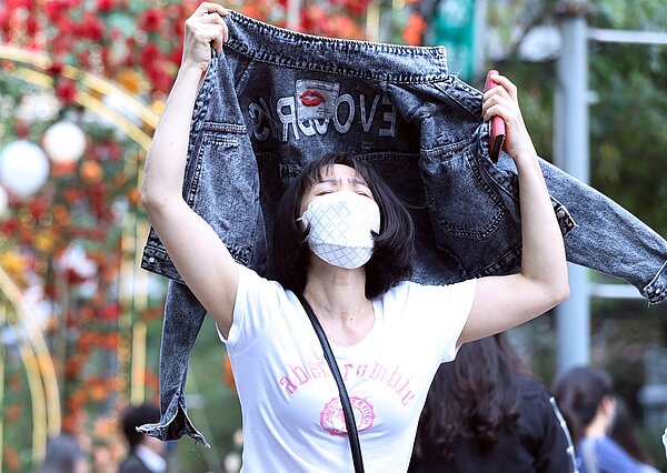 今天中午前後相當悶熱,平地高溫來到30度以上,以中南部內陸最高,局部可能來到35度左右,注意防曬。圖/聯合報系資料照