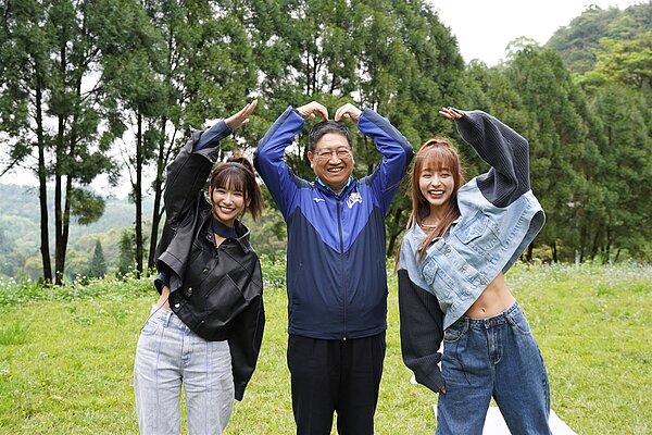 楊文科邀請啦啦隊女神林襄和雅涵到峨眉大地農場做瑜珈。圖/新竹縣交旅處提供