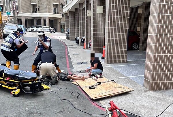 高雄工安意外,古姓工人吊板模不慎墜樓死亡。記者林保光/翻攝