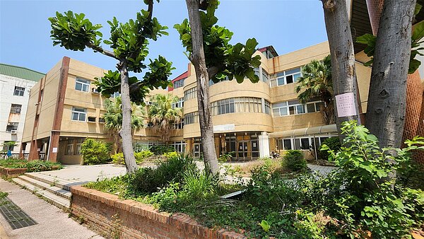 親子館及托嬰中心工程坐落縣府大樓旁、青年創業指揮部後方,用地為議會聯誼中心舊址,即將圍籬拆除新建親子館。記者胡蓬生/攝影