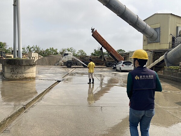新竹市通報轄內前50大工地,要求其工區周遭加強灑水。圖/新竹市政府提供