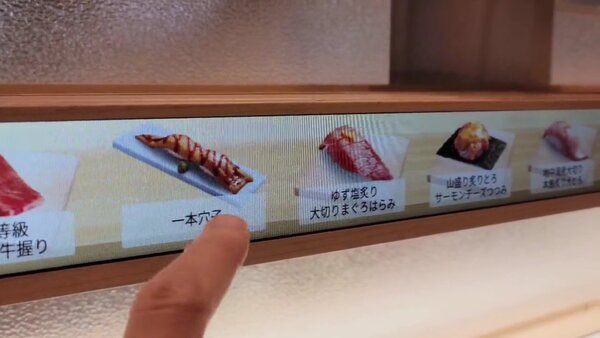 日本HAMA壽司推出新的點餐方式，保有了原先迴轉壽司的特色。圖擷自twitter