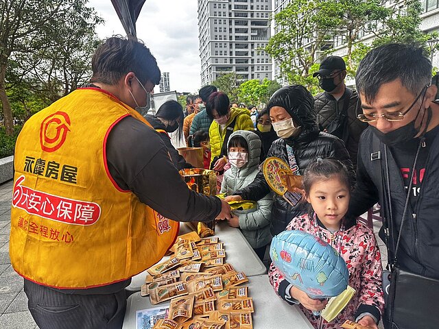 永慶房屋熱情贊助造型氣球與小點心，鼓勵小朋友們養成正確的金錢觀，並且祝所有小朋友們兒童節快樂！