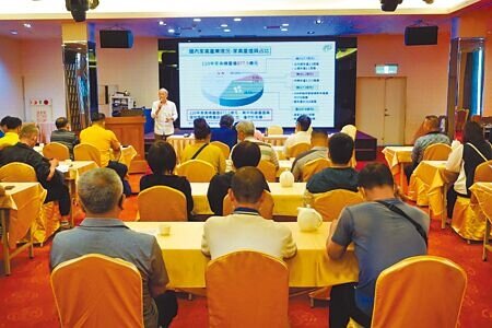 立委楊瓊瓔14日邀農委會舉行「韌性經濟-雞舍轉型升級」說明會。(陳淑娥攝)