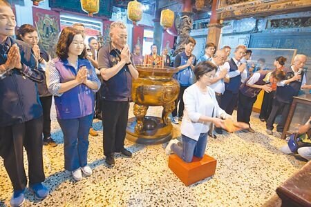 彰化年度盛事「2023王功漁火節」倒數,彰化縣長王惠美14日現身福海宮擲筊祈福,最終媽祖點頭擇定7月15、16日2天辦理。(吳建輝攝)