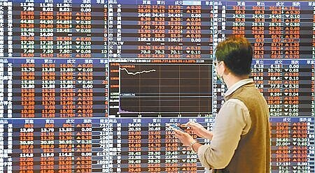 國安基金退場後的台股首個交易日,昨盤中來到波段新高的1萬5973點,最後指數上漲逾百點,收在1萬5929點。圖為股市示意圖。(本報資料照片)